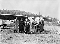 Flygfotograf Oscar Bladh med familj framför ett flygplan av märket F De Havilland Puss Moth, SE-ACU. Bilden tagen vid Skå-Edeby på Ekerö.