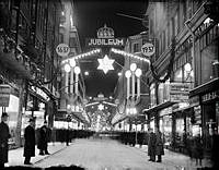 Julskyltning på Drottninggatan. Korsningen Drottninggatan - Kungsgatan med varuhuset PUB. Skyltningen är tillägnad  firandet av Drottninggatans 300-års jubileum, 1637 - 1937.
