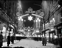 Julskyltning på Drottninggatan. Korsningen Drottninggatan - Kungsgatan med varuhuset PUB. Skyltningen är tillägnad  firandet av Drottninggatans 300-års jubileum, 1637 - 1937.