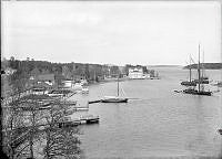 Vy från Ålandsberget mot Ålandsviken. Stora segelfartyg, vedjakter.