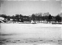 Ålandsviken med Restaurang Romanov och Christiansborg samt en mindre byggnad. Vinter.