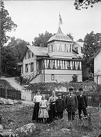 Skräddare Söderman med familj utanför sitt hus i Skräddarbacken. Sonen Knut, längst till höger var den sista skräddaren i Furusund.