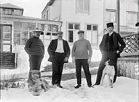 Fyra män och två hundar framför restaurangens matsal. Mannen längst till höger är inspektor Adolf Fredrik Freese. 