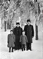 Inspektor Adolf Frederik Freese med fru Olga och barnen Ragnhild och Harald Fredrik i ett snötyngt landskap.