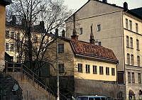 Hornsgatan 118. Ljusgult stenhus med tegeltak från 1841. Exteriör. Huset sett med det högre stenhuset Hornsgatan 116.