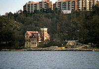 Nacka. Augustendal, Nacka Strand. F.d. sommarvillan Ellensvik sedd från sjösidan, Lilla Värtan. Ovanför sluttning flerbostadshus i Jarlaberg.