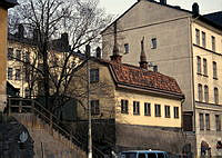 Hornsgatan 118. Ljusgult stenhus med tegeltak från 1841. Exteriör. Huset sett med det högre stenhuset Hornsgatan 116.