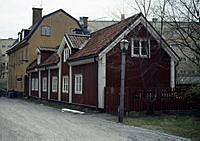 Hornsgatan 120. Rödmålat lågt trähus med gulputsat stenhus bredvid. Husen är från 1700 - talet. Stenhuset byggt 1761.
