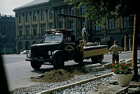 Arbeten med trottoar vid Gustav Adolfs Torg. Utrikesdepartementets byggnad i bakgrunden.