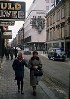 Drottninggatan sedd söderut vid korsningen Klarabergsgatan. I bakgrunden Länssparbankens kontorsbyggnad, Klarabergsgatan 23.