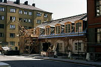 Huset Brännkyrkagatan 71 under renovering för inflyttning av Måleriyrkets  museum. Exteriör av huset med nya kupor.