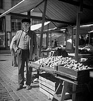 Hötorget. En man står bredvid ett stånd med potatis.