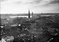 Vy från södra Kungstornet mot väster. Klara kyrka, Tekniska skolan eller Konstfackskolan på Mäster Samuelsgatan 44 och Stadshuset. I fonden Södermalm och Högalidskyrkan.