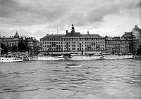 Blasieholmen. Grand Hotel med skärgårdsbåtar framför i vattnet vid Norrström.