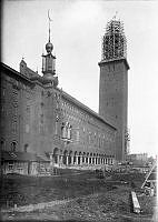 Stadshusbygget. Byggnadsställningar runt tornet.