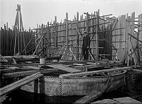 Ingenjör Henrik Kreüger står vid de cirkelrunda formarna till tornets fundament. Stadshuset är under uppförande.