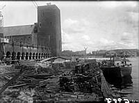 Stadshusbygget. Avlastning från pråm vid Stadshusbygget. 