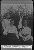 Gruppbild som förmodligen är beställd av Maria Hallberg. Bilden föreställer två kvinnor, en man  och en flicka. Övrigt namn på negativet: medaljong