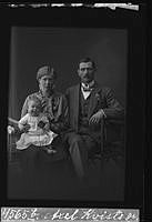 Gruppbild som förmodligen är beställd av Axel Kvist. Bilden föreställer en kvinna, en man  och ett barn.