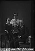Gruppbild som förmodligen är beställd av Gustaf Tjäder. Bilden föreställer en kvinna, en man  och två barn.