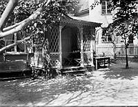 Ett lusthus på gården till Bondegatan 8 (nuvarande Bondegatan 18-22). Byggt år 1832 revs 1945.
