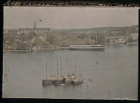 Vy från Stadsgården över Strömmen mot Skeppsholmen. Ångfregatten Vanadis förtöjd vid Södra Brobänken. I fonden Nordiska Museet.