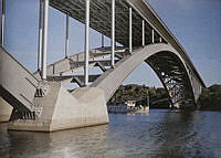 Västerbron med en ångbåt under brospannen.