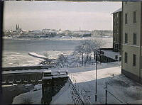 Utsikt från Lilla Essingen, med Lilla Essingebron i förgrunden, mot Södermalm och Långholmen.