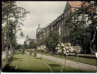 Karlavägen åt nordväst med Tysta gatan till höger. 1920-talet.