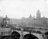 Norrbro med Gustav Adolfs Torg under Gustav II Adolfs jubileum, från Helgeandsholmen. T.h. kulissarkitektur av Gamla slottet Tre kronor.