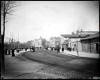 Strandvägen västerut från Skeppargatan till Nybroplan. T.h. kol och vedgårdar, verkstäder och skjul.