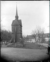 Klockstapel på Johannes´ kyrkogård. I bakgrunden Drottninghuset.