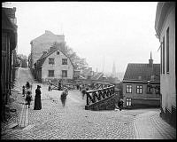 Mynningen av Stora Glasbruksgatan t.h. och Lilla Glasbruksgatan.