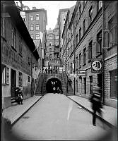 Brunkebergstunnelns västra mynning från Tunnelgatan. Tunneln började byggas sommaren 1884 och invigdes i juni 1886. Trapporna leder till Malmskillnadsgatan.