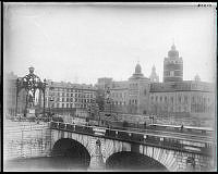 Norrbro och Gustav Adolfs Torg under Gustav II Adolfs jubileum, från Helgeandsholmen. T.h. kulissarkitektur av Gamla slottet Tre kronor på gamla operans plats