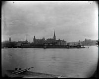 Utsikt över Stockholms stads bad- och siminrättning,  Strömbadet från Tegelbacken. Riddarholmen i bakgrunden.