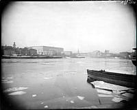 Vy över Gamla stan med Skeppsbron och Slottet från Skeppsholmen