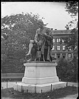 Staty av Carl Wilhelm Scheele på Floras kulle, Norra Humlegården.