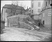 Terrassen, Västermur vid Norra Riddarholmshamnen,  mellan Auktionsverkets hus och Wrangelska palatset.