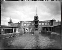 Stockholms stads bad- och siminrättning, Strömbadet i Riddarfjärden. Simbassäng med hopptorn.

