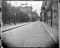 Hamngatan västerut från hörnet av Norrlandsgatan. T.v. Kungsträdgården.