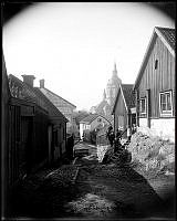 Stigbergsgatan västerut från nr 12. I bakgrunden Katarina kyrka.