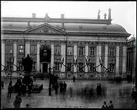 Riddarhustorget och Riddarhuset: fasaden dekorerad med girlanger och sköldar för Gustaf II Adolfs jubileum.