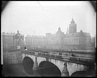 Modell av slottet Tre kronor t.h. T.v. Gustav II Adolfs staty på Gustav Adolfs Torg. I förgrunden Norrbro. Uppförda med anledning av Gustav II Adolfs jubileum