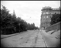 Karlavägen från Skeppargatan västerut. T.h. i fonden Artillerigatan 57