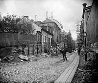 Jungfrugatan söderut från Östermalmsgatan. I fonden Hedvig Eleonora kyrka.