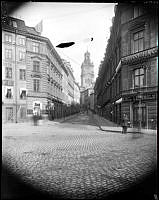 Storkyrkobrinken österut från Riddarhustorget. Storkyrkan i fonden.