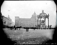 Dekorationer på Gustav Adolfs Torg med anledning av Gustav II Adolfs jubileum. I fonden modell av Gamla slottet Tre kronor.