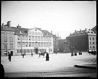 Nybrohamnen 24 och torget framför