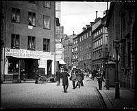 Österlånggatan norrut från Järntorget. T.h. vakt utanför Gamla Riksbanken.